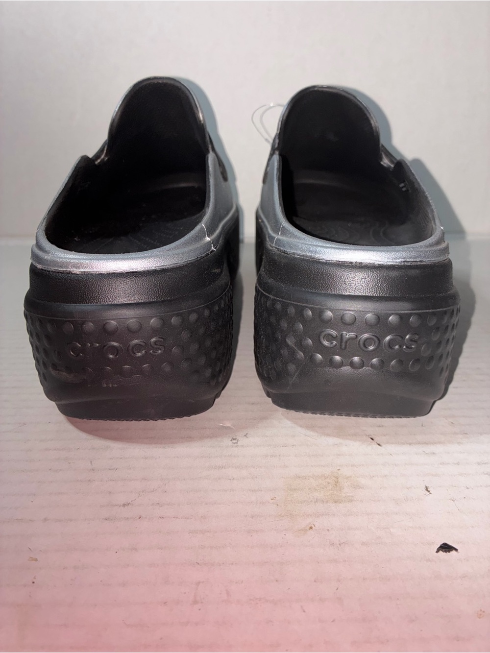 NWOT CROCS Metallic Silver Platform Clogs with Black Sole Wom Sz 10 Men Sz 8 - Picture 6 of 9